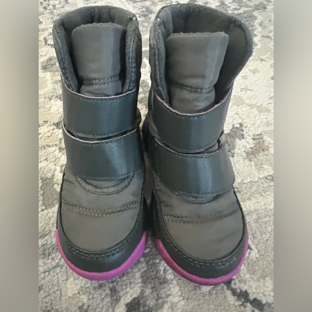 Sorel Whitney two strap 8T.